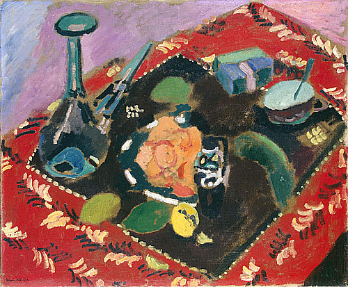 紅黑色地毯上的餐具和水果 Dishes and Fruit on a Red and Black Carpet